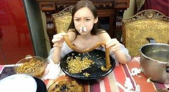 女主播吃牛鞭,直播间的勇气与美食之旅